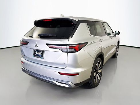 Used 2025 Mitsubishi Outlander SE image 7