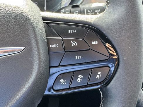 Used 2024 Chrysler Pacifica Touring FWD image 19