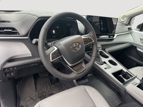 Certified 2026 Toyota Sienna XLE image 17