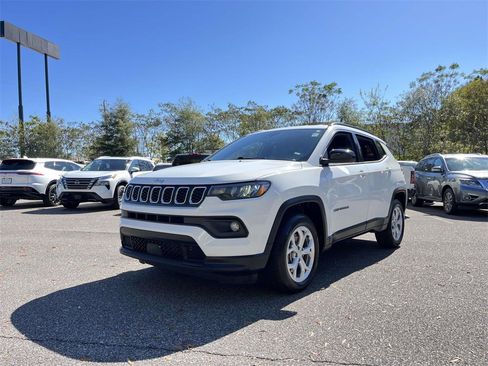 Used 2024 Jeep Compass Latitude image 3