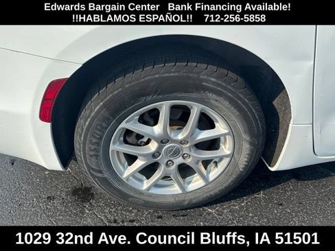 Used 2020 Chrysler Pacifica Touring-L FWD image 9