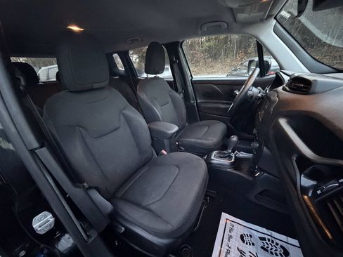 Used 2018 Jeep Renegade Altitude FWD image 12