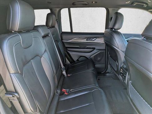 Used 2024 Jeep Grand Cherokee Limited w/ Black Appearance Package image 20