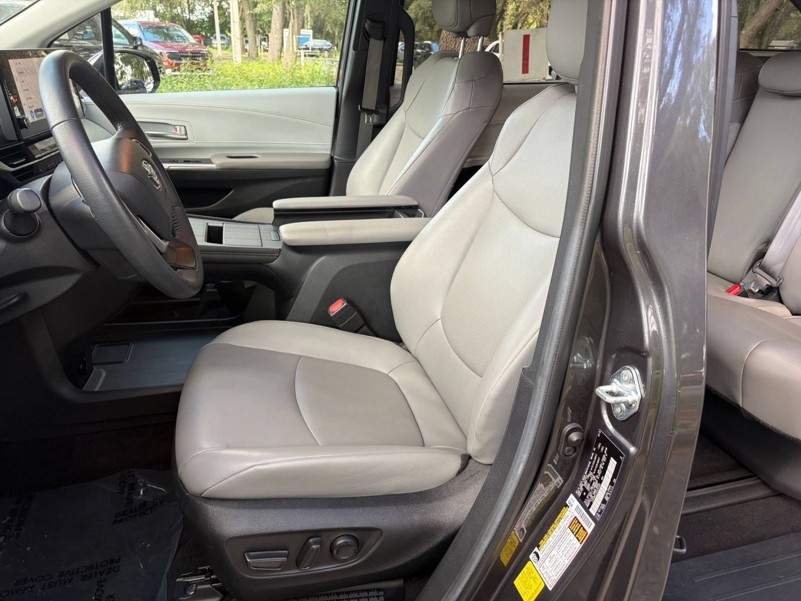Used 2025 Toyota Sienna XLE FWD image 28