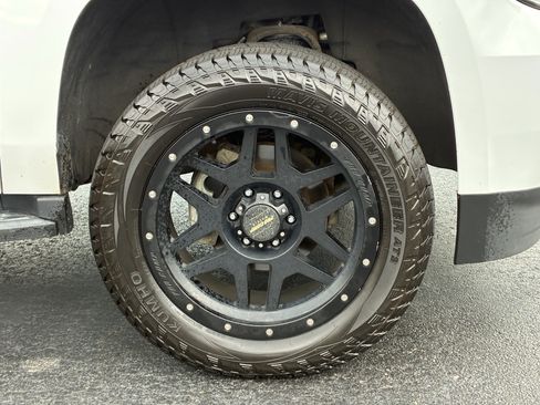Used 2019 Chevrolet Tahoe LS w/ All-Season Package RWD image 6