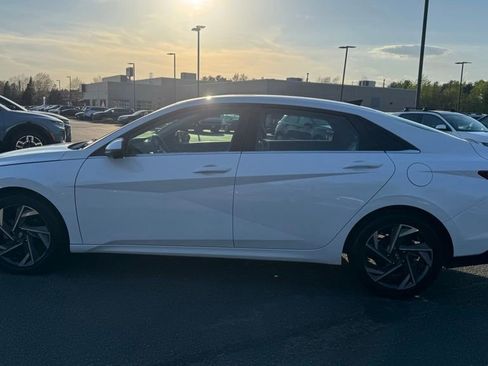 Used 2024 Hyundai Elantra Limited FWD image 4