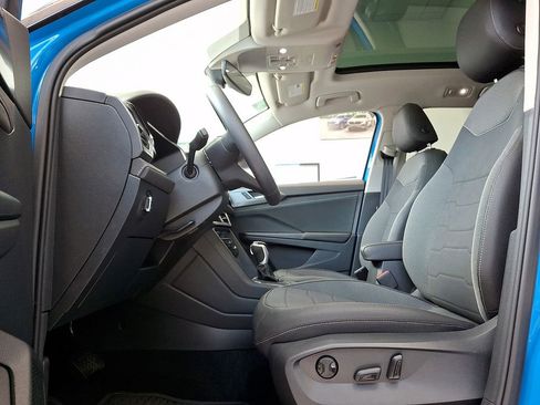 Used 2025 Volkswagen Taos SE image 11