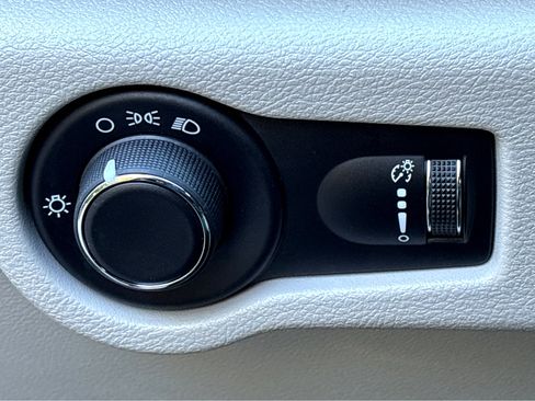 Used 2021 Chrysler Voyager L image 12