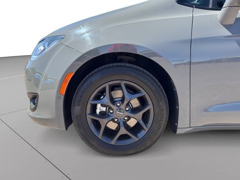Used 2020 Chrysler Pacifica Touring-L Plus w/ Advanced Safetytec Group FWD image 9