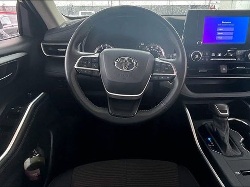 Used 2025 Toyota Highlander LE FWD image 8