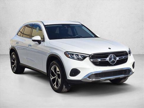 Used 2025 Mercedes-Benz GLC 350e 4MATIC image 3