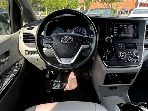 Used 2016 Toyota Sienna XLE Premium FWD image 5