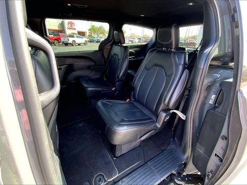 Used 2025 Chrysler Pacifica Select image 21