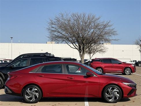 Used 2025 Hyundai Elantra SEL image 3