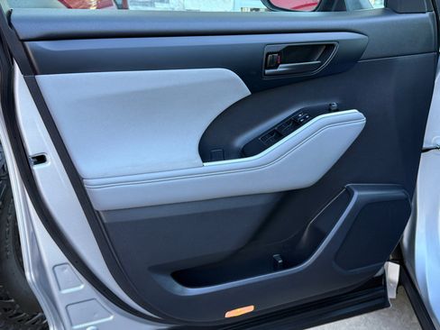 Used 2021 Toyota Highlander L image 8