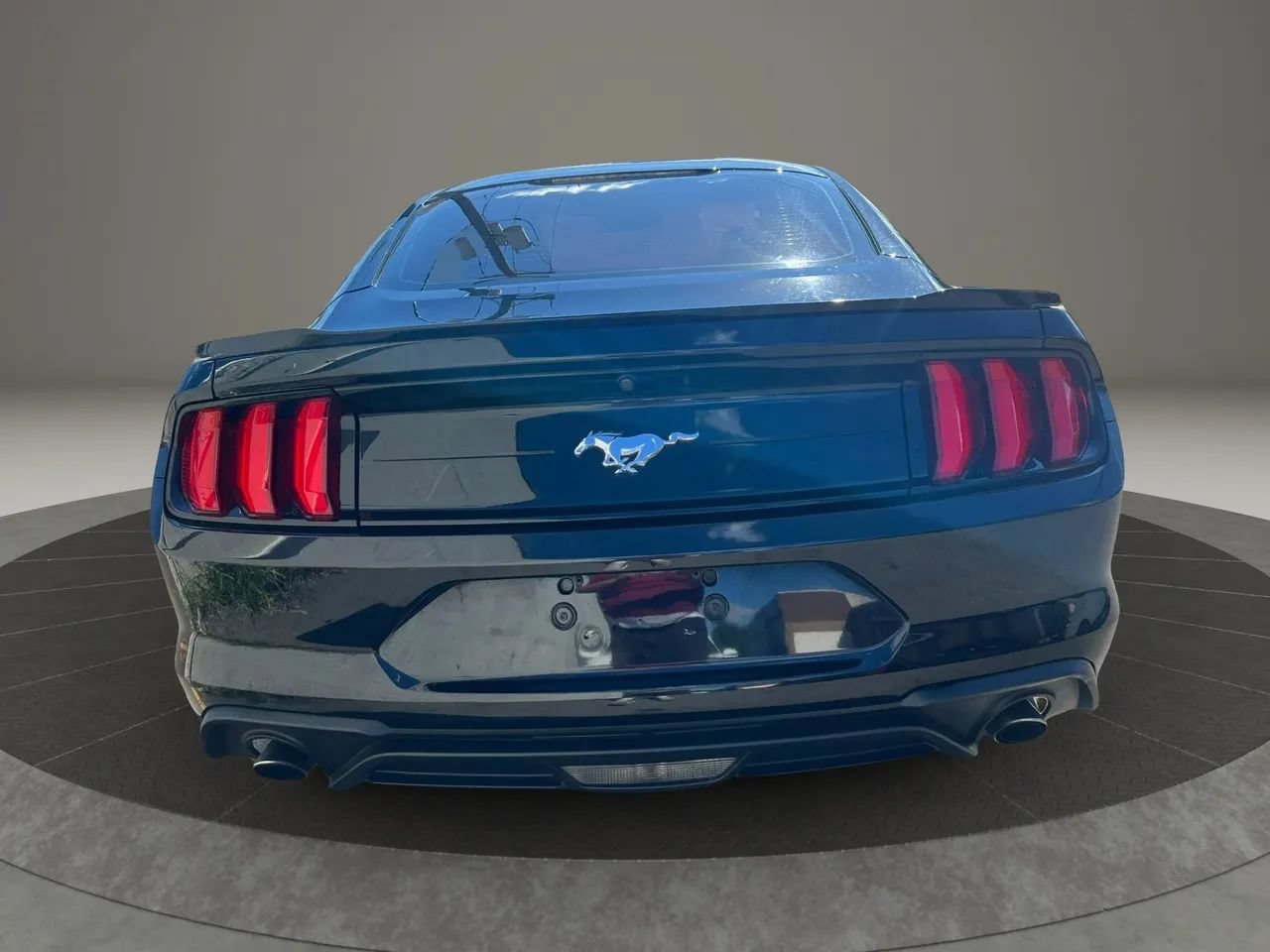 Used 2018 Ford Mustang Coupe RWD image 6