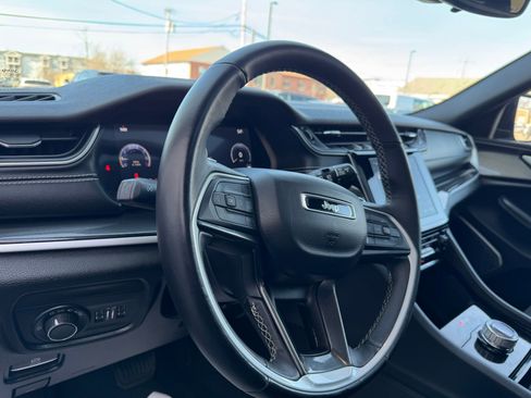 Used 2022 Jeep Grand Cherokee L Laredo image 24