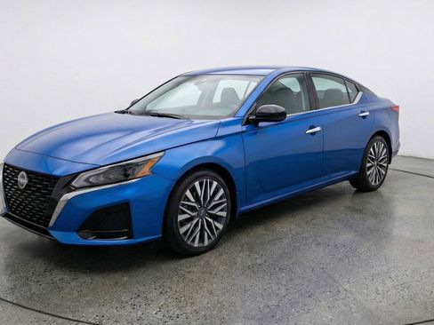 Used 2025 Nissan Altima 2.5 SV FWD image 3