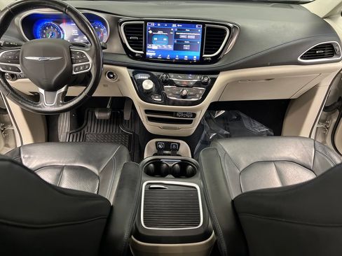 Used 2021 Chrysler Pacifica Touring-L FWD image 52
