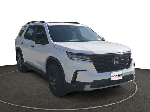 Used 2025 Honda Pilot TrailSport image 9