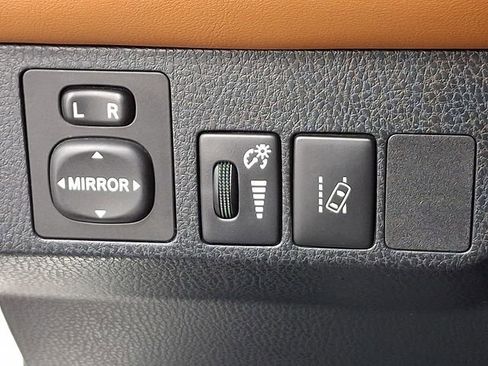 Used 2017 Toyota RAV4 Limited image 25