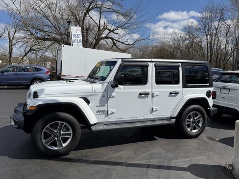 Used 2018 Jeep Wrangler Unlimited Sahara image 5