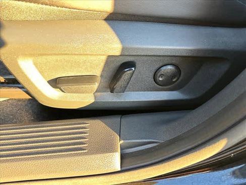 Used 2025 Nissan Rogue SV w/ SV Premium Package image 17