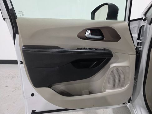 Used 2022 Chrysler Voyager LX image 18