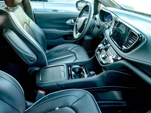 Used 2025 Chrysler Pacifica Limited FWD image 7