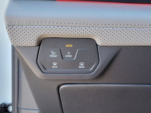 Used 2025 Volkswagen Atlas Peak Edition SE AWD/4WD image 16