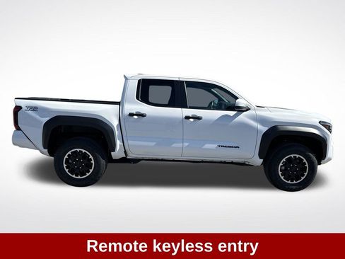 Used 2025 Toyota Tacoma TRD Off-Road AWD/4WD image 7