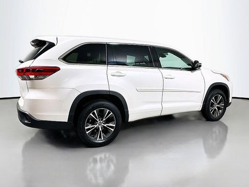 Used 2018 Toyota Highlander LE image 7