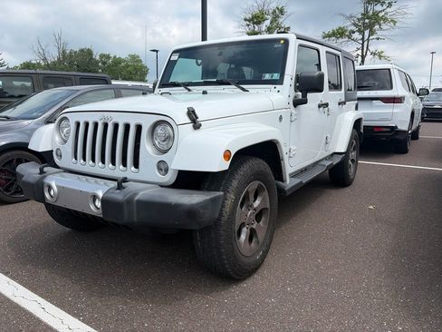 Used 2017 Jeep Wrangler Unlimited Sahara w/ Connectivity Group AWD/4WD image 3