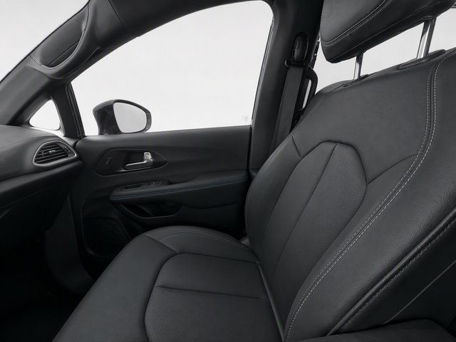 Used 2025 Chrysler Pacifica Select FWD image 13
