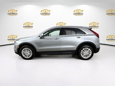 Used 2024 Cadillac XT4 Luxury w/ Cold Weather Package FWD image 5