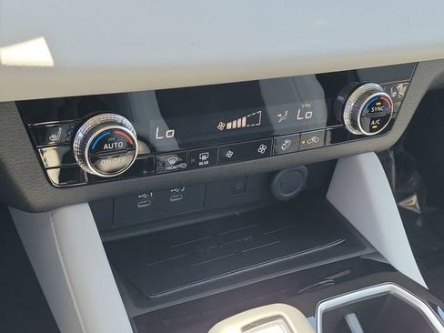 New 2025 Mitsubishi Outlander SE image 30