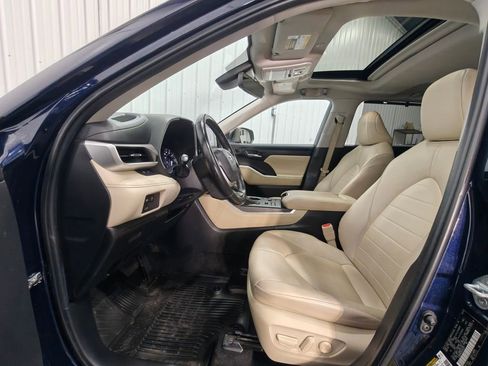 Used 2023 Toyota Highlander XLE AWD/4WD image 26