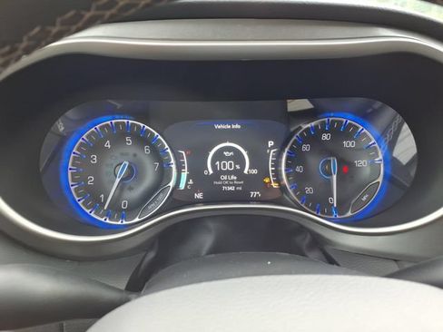 Used 2023 Chrysler Pacifica Touring-L FWD image 24