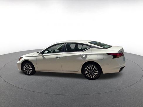 Used 2025 Nissan Altima 2.5 SV FWD image 10