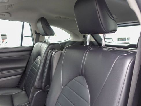 Used 2024 Toyota Highlander XLE image 11