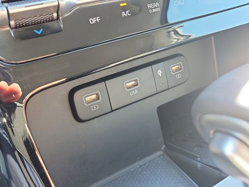 Certified 2024 Kia Carnival EX image 37