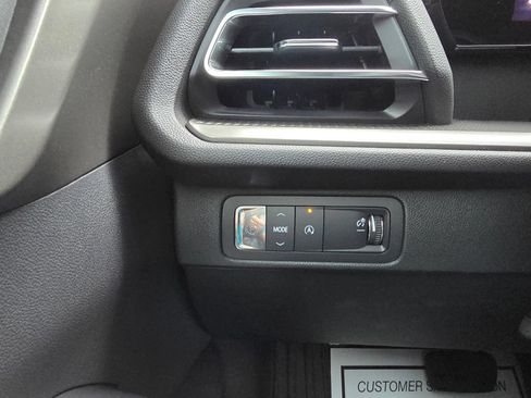 Used 2025 Chevrolet Traverse LT FWD image 32