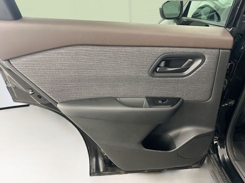 Used 2023 Nissan Rogue S image 27