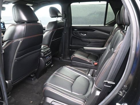 Used 2025 Honda Pilot TrailSport image 9