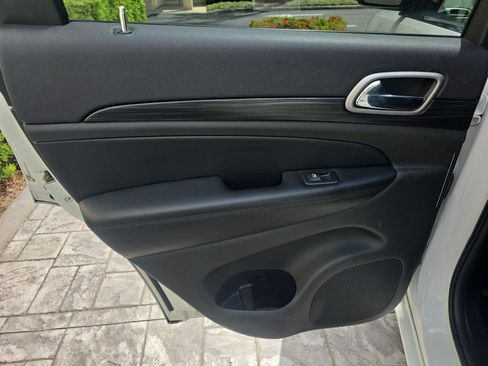 Used 2019 Jeep Grand Cherokee Altitude AWD/4WD image 11