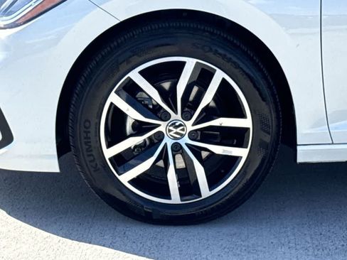 Used 2025 Volkswagen Jetta SE FWD image 11