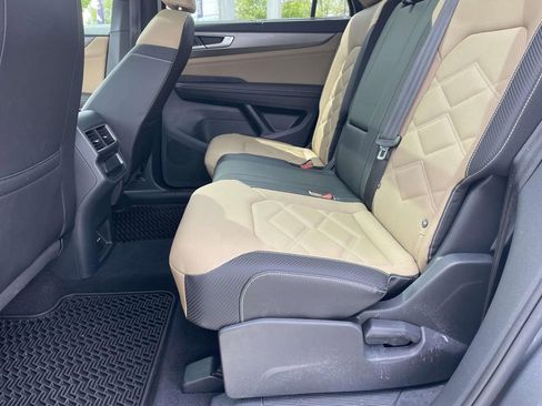 Used 2025 Volkswagen Atlas Cross Sport SE w/ Panoramic Sunroof Package image 10