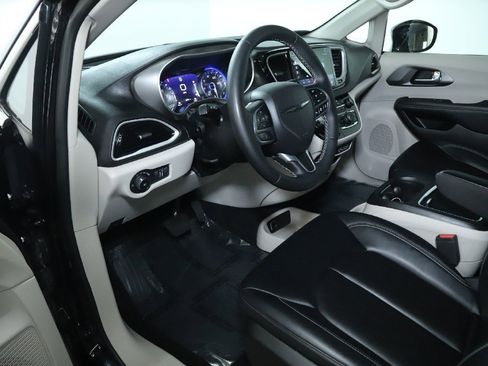 Used 2024 Chrysler Pacifica Touring-L image 17