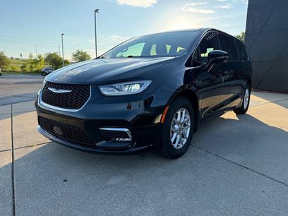 Used 2025 Chrysler Pacifica Select