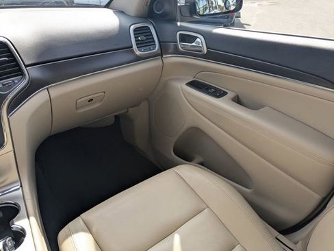 Used 2017 Jeep Grand Cherokee Limited image 18